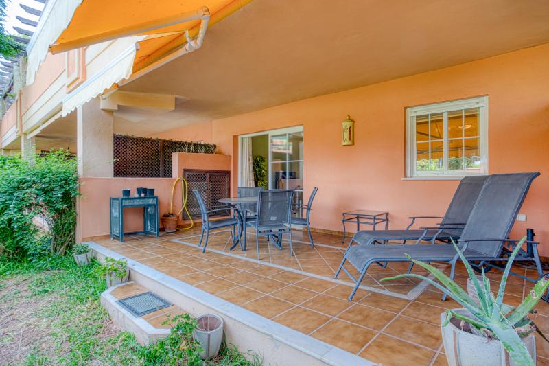 Bright and spacious two bedroom, ground floor apartment located in the prestigious Pino Golf community, Elviria