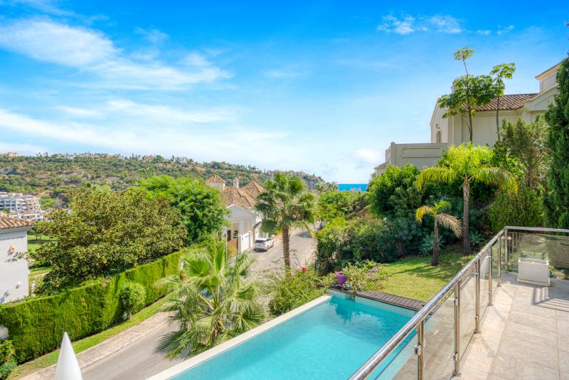 Rymliga fem sovrum, Villa ligger i den exklusiva Los Arqueros Golf Resort i Benahavís
