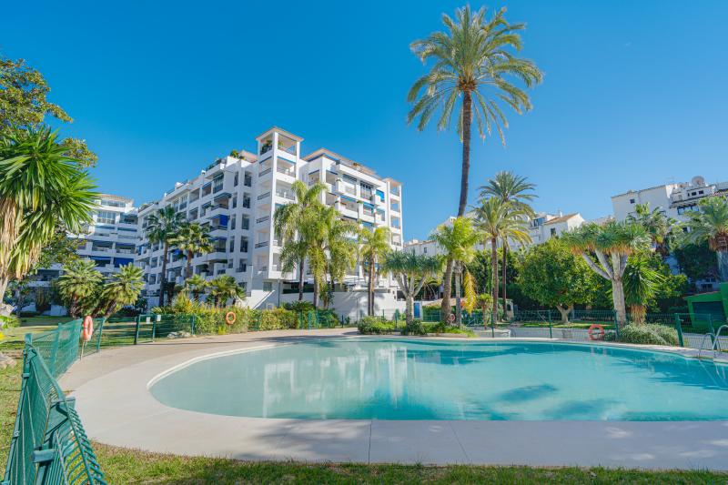 Fantastisk, fire-værelses duplex penthouse, sæt i en førsteklasses position inden for den prestigefyldte Puerto Banús, Marbella