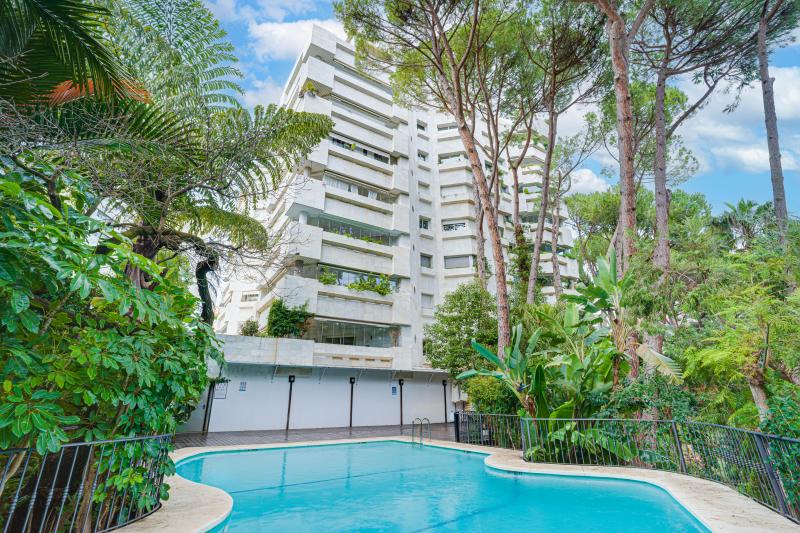 Elegant to-værelses lejlighed ved stranden, beliggende i den prestigefyldte Jardin del Mediterráneo, Golden Mile Marbella