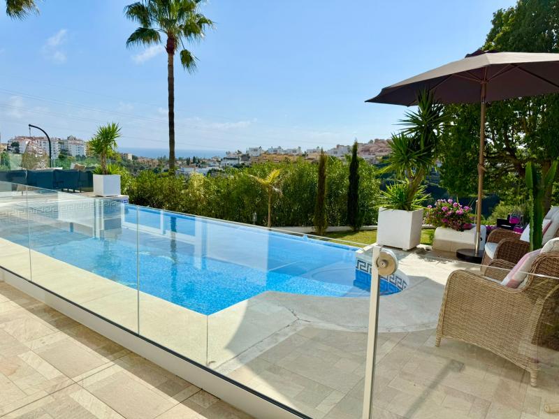 Stilfuld, sydvendt tre værelses Villa beliggende i Riviera del Sol, Mijas Costa