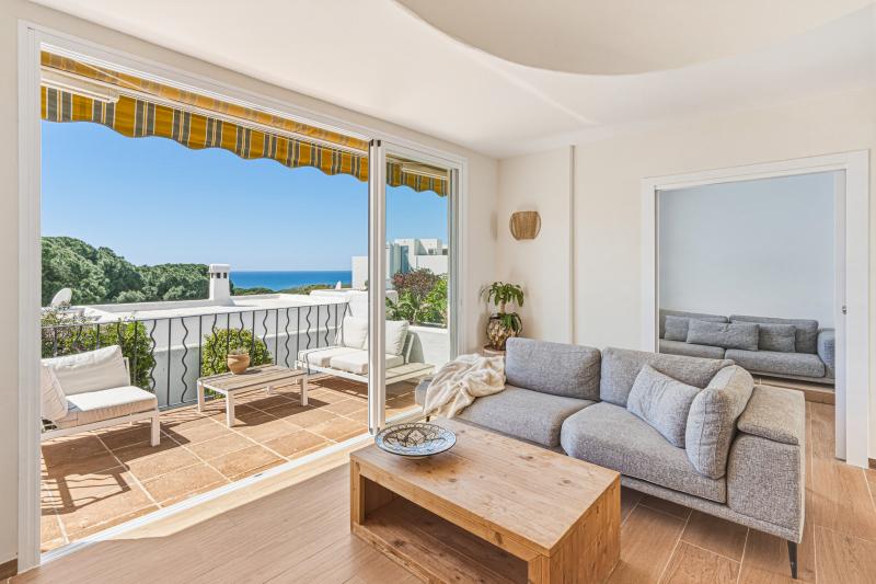 Belle, orientée sud-est, trois chambres à coucher maison de ville située dans le quartier recherché de Cabopino, Marbella