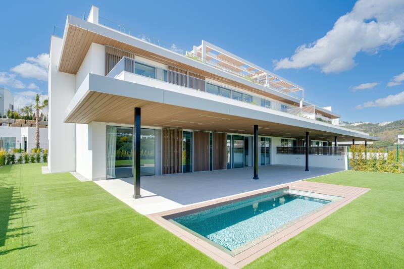 Brand new, elegant four bedroom ground-floor east-facing duplex apartment located in Santa Clara, Marbella East