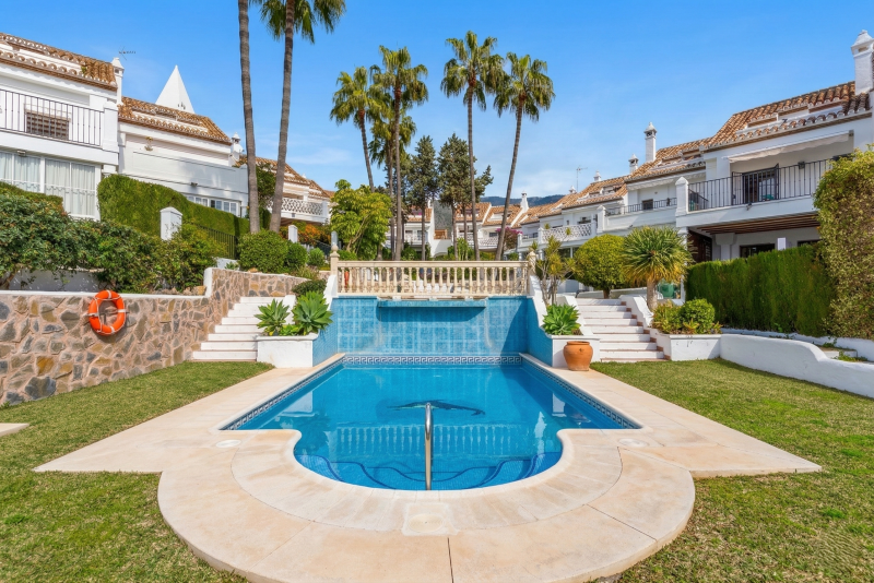 Maison de ville de quatre chambres orientée sud située dans la communauté fermée de Montepiedra , Nagueles dans le Golden Mile, Marbella