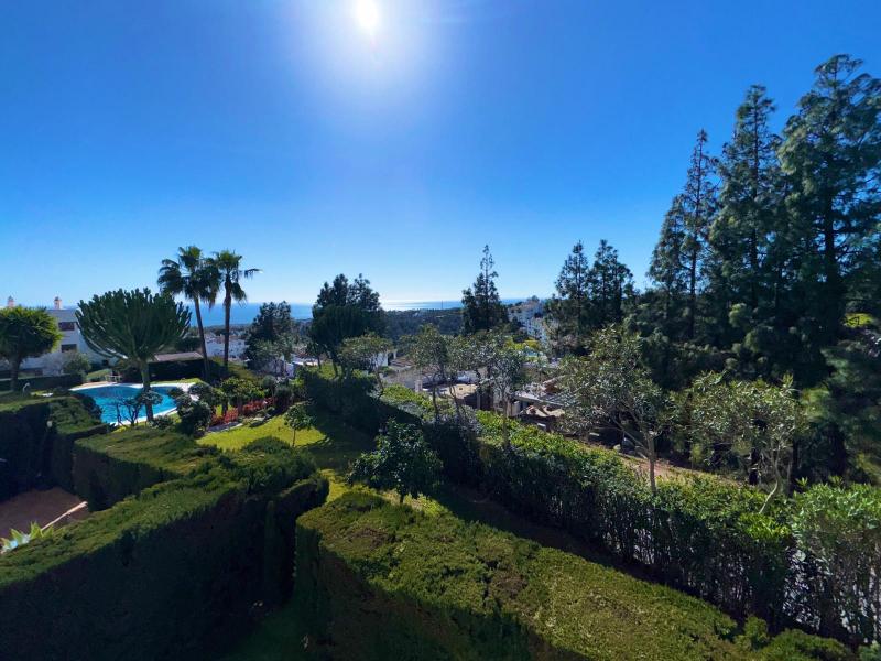 Fantastique appartement de deux chambres, orienté sud-ouest au premier étage à Calahonda avec belle vue sur la mer