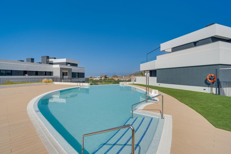 Gloednieuw, drie slaapkamer appartement in de gewilde gated community van Medblue, in Altos de los Monteros