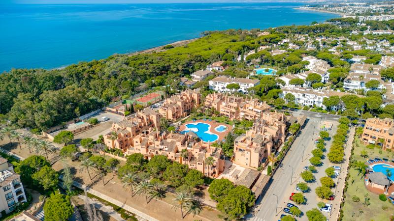 Fantastiskt söderläge, fyra sovrum, duplex takvåning, beläget i en eftertraktad gemenskap av Estepona