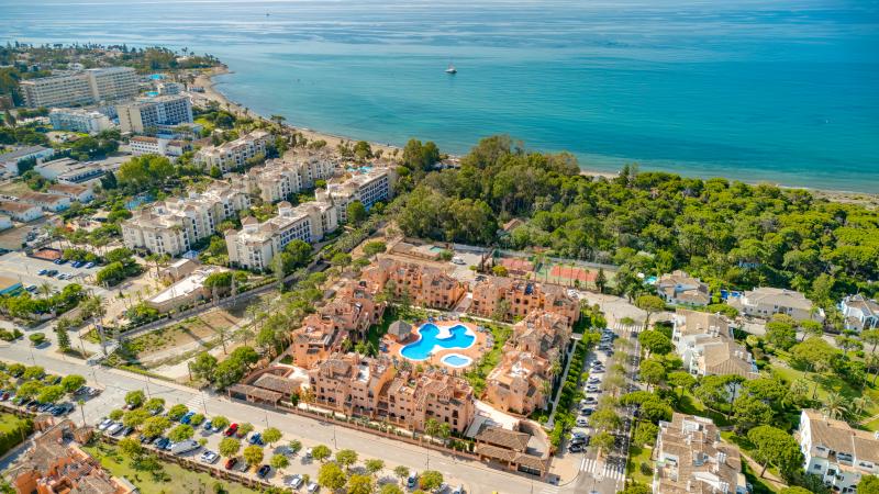 Fantastisk sydvendt , fire soveværelser, duplex penthouse, beliggende i et eftertragtede samfund af Estepona