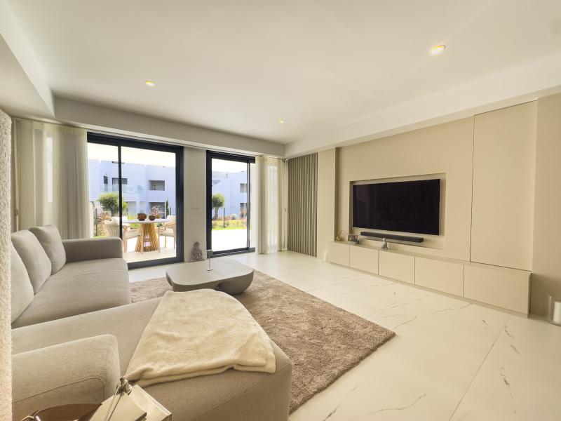 Apartamento moderno con terraza y vistas al mar.