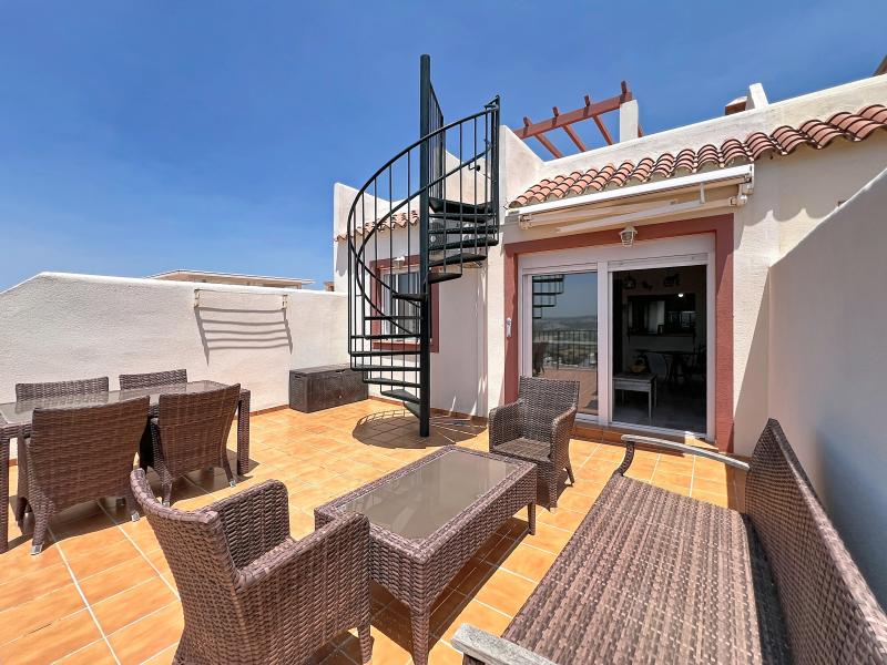 Penthouse avec vue mer panoramique, vaste solarium et licence touristique à Casares Costa