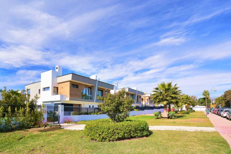 Key Ready Puerto Banús Beachside modern semi detached townhouses