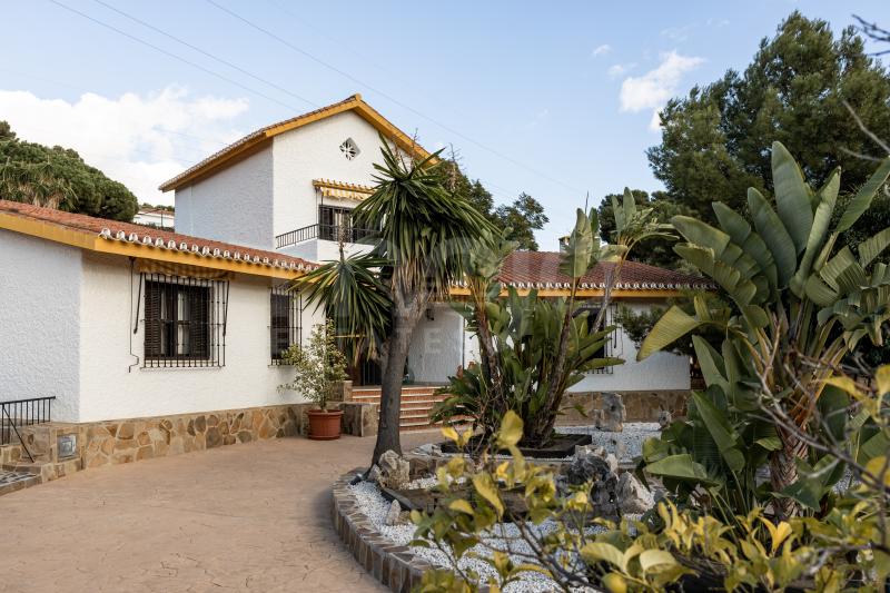 Villa de 5 dormitorios y 4 baños dividido en 2 plantas - 820m2 de casa y 1800m2 de parcela - Piscina, jardín, terraza - en Pinares de San Antón, Malaga