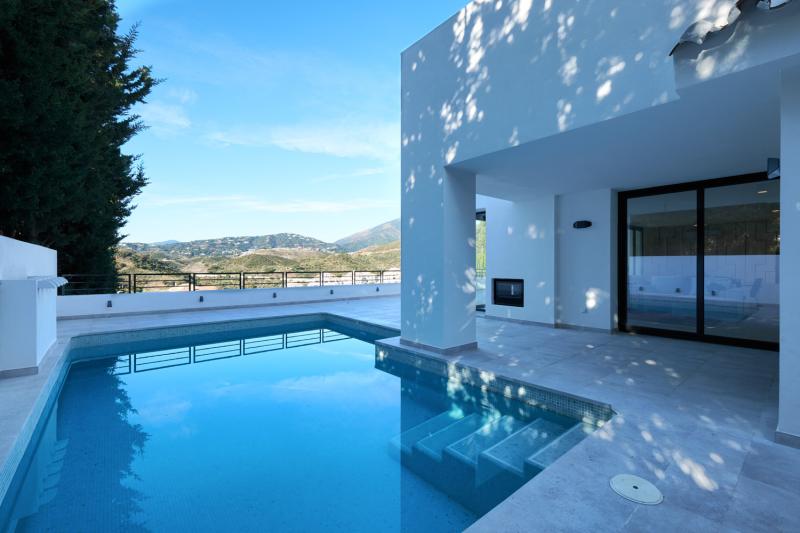 A MODERN VILLA FULLY RENOVATED IN NUEVA ANDALUCIA.