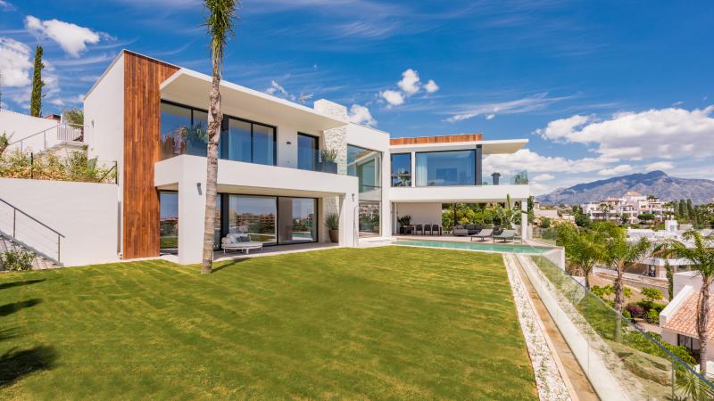 A SPECTACULAR 6 BEDROOM CONTEMPORARY VILLA WITH AMAZING VIEWS OF THE GOLF AND MEDITERRANEAN.