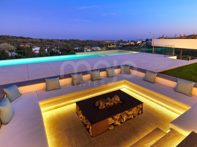 Spectacular modern villa surrounded by 5 golf courses