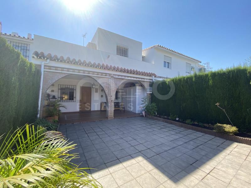 Preciosa casa adosada ubicada en un barrio establecido a 800 metros del mar en la frontera entre Marbella y Estepona