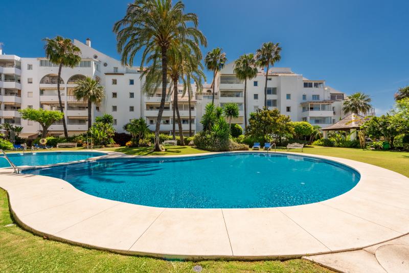 Unique spacious apartment with a huge terrace and sea views, and walking distance to all amenities and the beach.