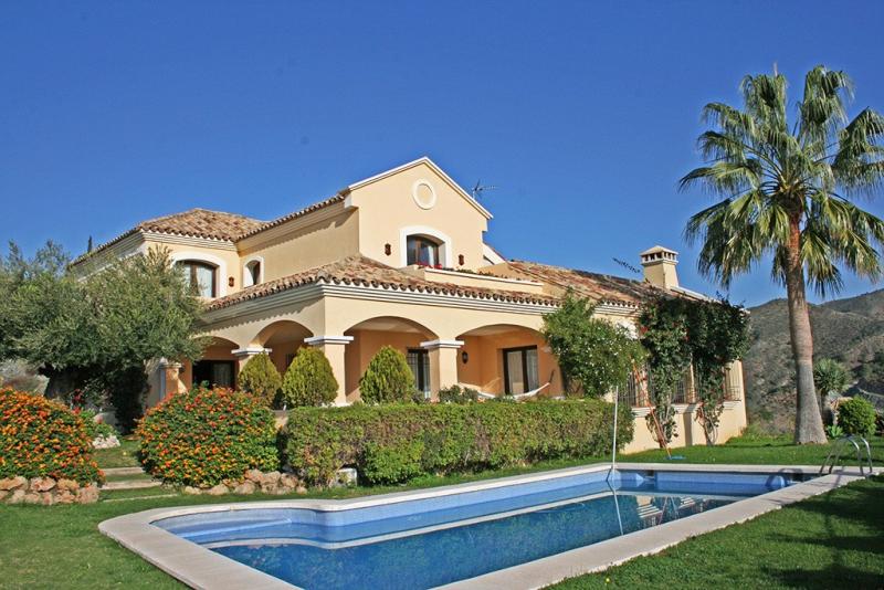 Quality luxury villa in a gated complex with 24 h security in La Quinta