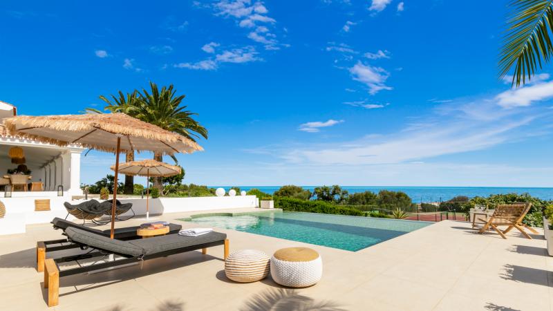 Villa de campagne avec vue panoramique sur la mer et son propre court de tennis, situé au-dessus de la ville d'Estepona!