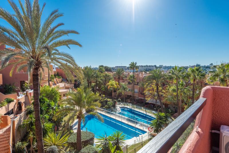 Spacious townhouse in a very good position within the established urbanisation of El Palmeral in Nueva Andalucia.