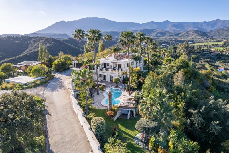 Amazing and unique hilltop estate only 3 minutes drive from Laguna beach close to Estepona center!