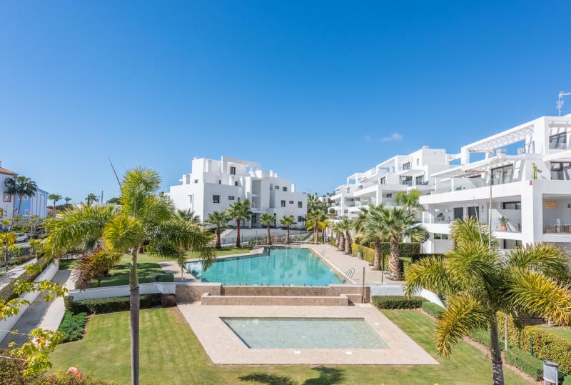 Fabuleux penthouse avec une immense terrasse ensoleillée tout autour dans le complexe récent de Cortijo del Golf !