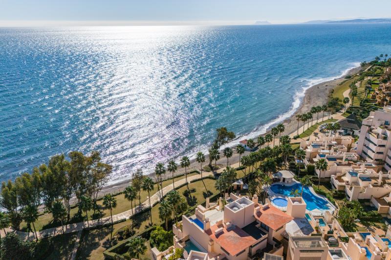 Härlig lägenhet med havsutsikt i Bahía de la Plata, en exklusiv strandkomplex på frontlinjen, nära staden Estepona.