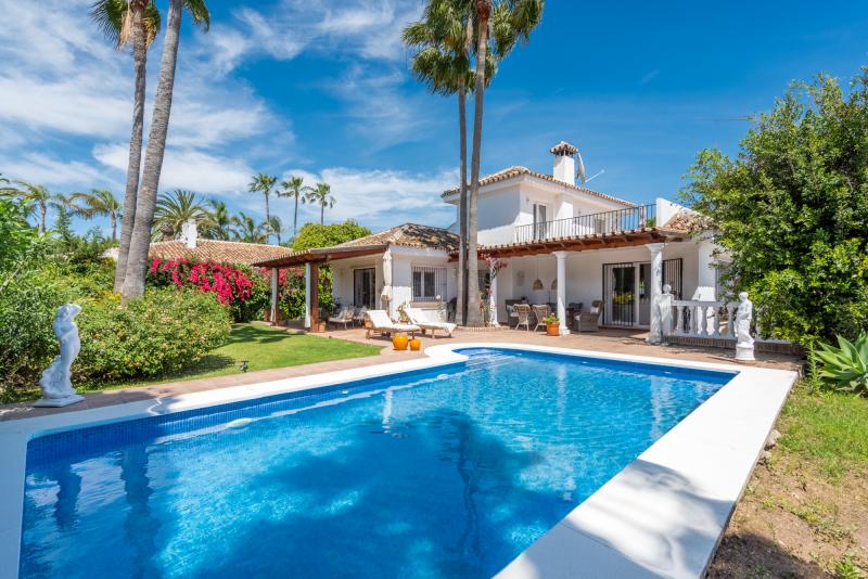 Zeer mooie villa met een betoverende tuin, gelokaliseerd in wandelafstand, restaurants en het strand!