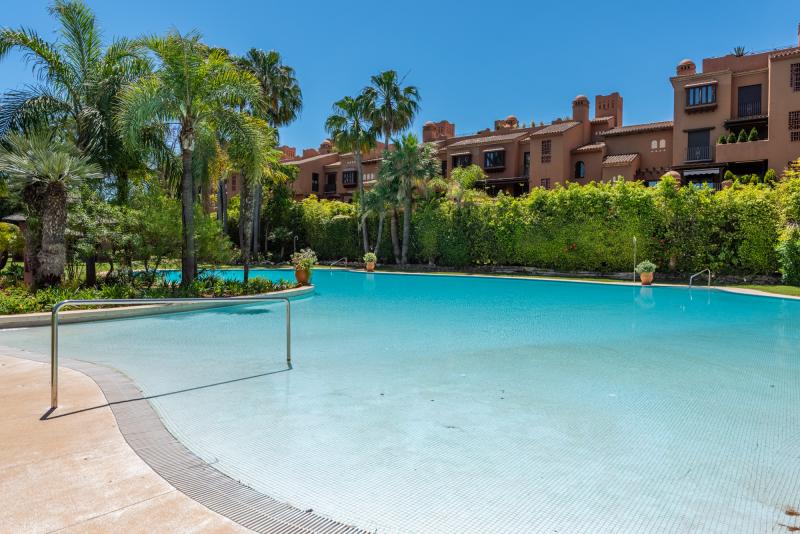 Ruim appartement op de begane grond in Alhambra del Golf – Uitstekende locatie aan het strand in Casasola