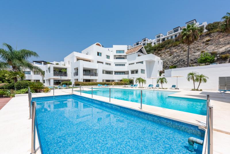 Stilfull trädgårdslägenhet med utsikt mot Hotel Villa Padierna, golfbanan och havet!