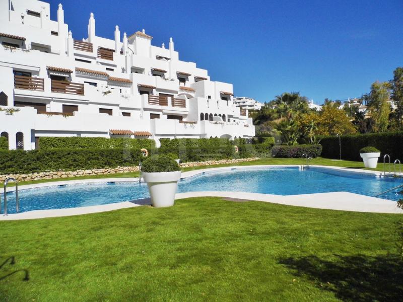 Lovely and modern 2 bedroom apartment located in Golf Hills.