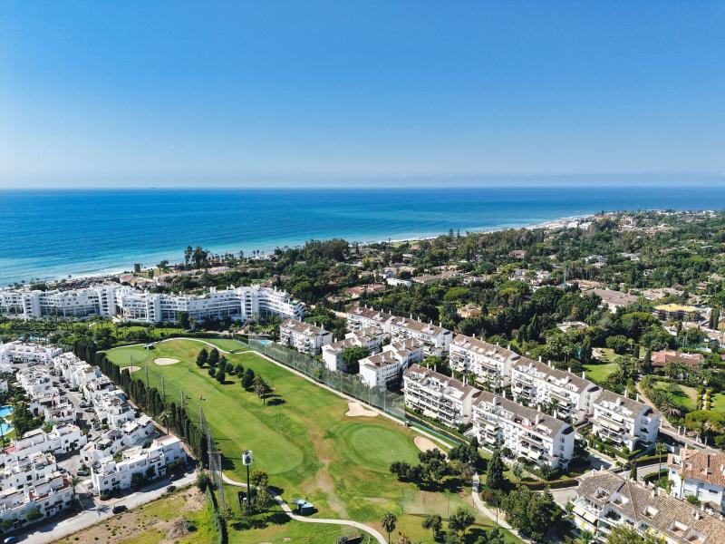 Välkommen till denna vackert renoverade lägenhet på bottenvåningen i Guadalmina Baja - Steg från stranden och Golf!