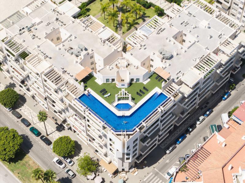 Welcome to this modern 3 bedroom apartment in La Campana – Prime location with all amenities around the corner!