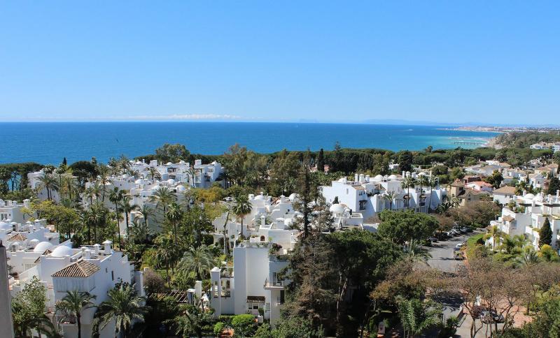 Alhambra del Mar - Beachfront complex on the Golden Mile of Marbella