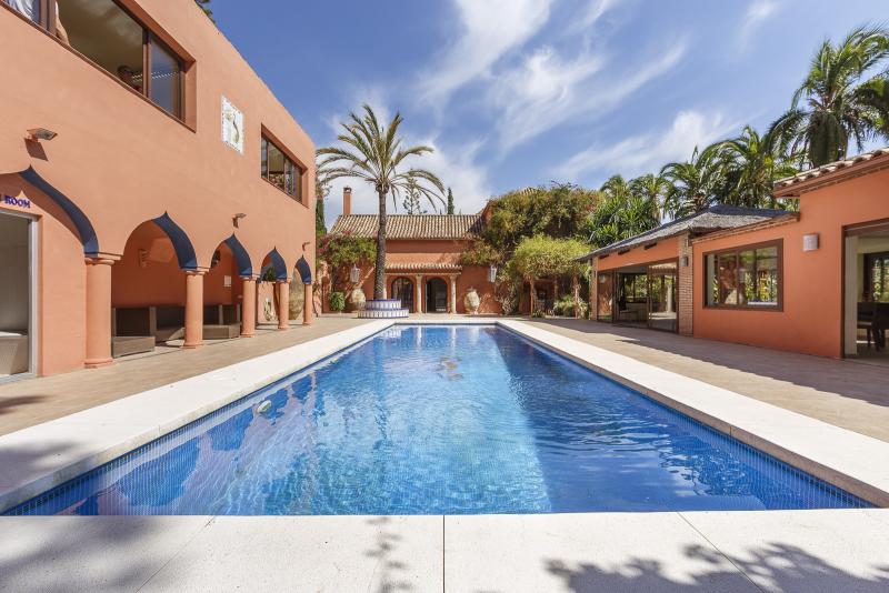This remarkable Finca, located only 5 minutes from the beach and about a 10-15 minutes drive from Marbella, offers a spacious main house, which holds three large en-suite bedrooms. A Chirringuito with a fully equipped kitchen, a big heated outdoor pool, a