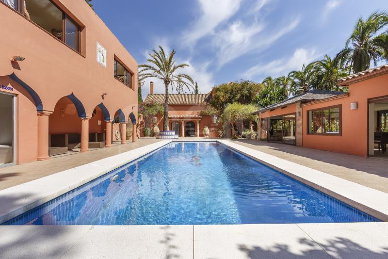 This remarkable Finca, located only 5 minutes from the beach and about a 10-15 minutes drive from Marbella, offers a spacious main house, which holds three large en-suite bedrooms. A Chirringuito with a fully equipped kitchen, a big heated outdoor pool, a