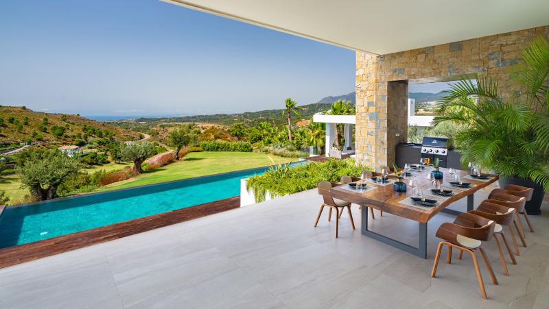 Villa contemporanea de 6 dormitorios en Benahavis con vistas panoramicas al Mediterraneo
