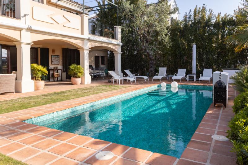 Villa with private pool on the golf course front line – Isla de Guadalmina, Guadalmina Alta