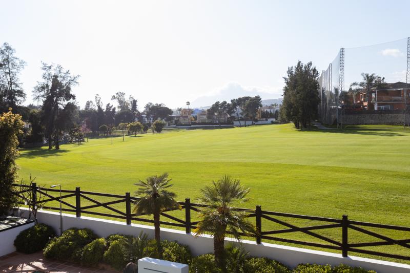Villa with private pool on the golf course front line – Isla de Guadalmina, Guadalmina Alta
