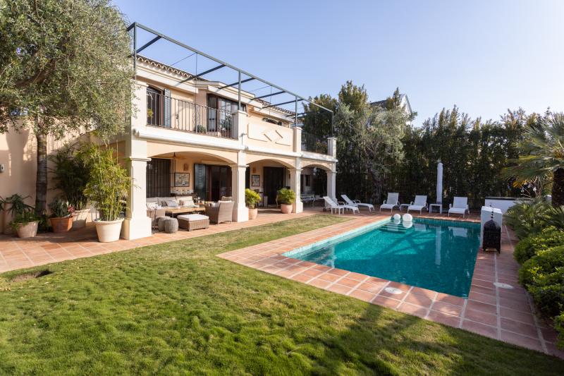 Villa with private pool on the golf course front line – Isla de Guadalmina, Guadalmina Alta