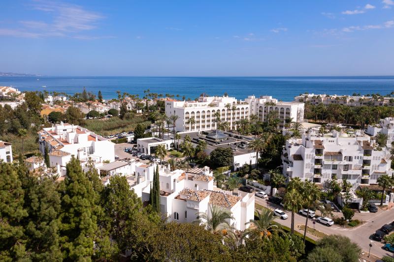 Duplex penthouse with an incredible terrace and panoramic views, in the heart of Puerto Banus