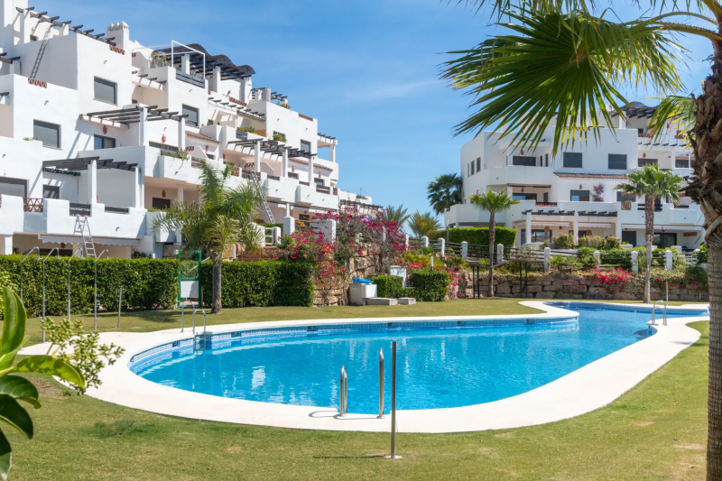 Elegante adosado 3 dormitorios en venta o alquiler vacacional – Sunset Resina Golf, Estepona