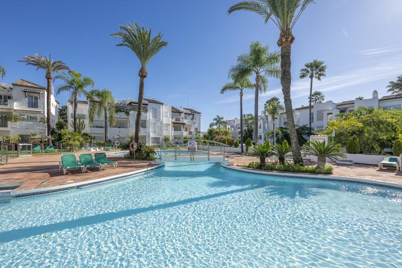 Apartamento en Planta Baja de 3 Dormitorios en Primera Línea de Playa en Venta en Costalita Cádiz, Estepona