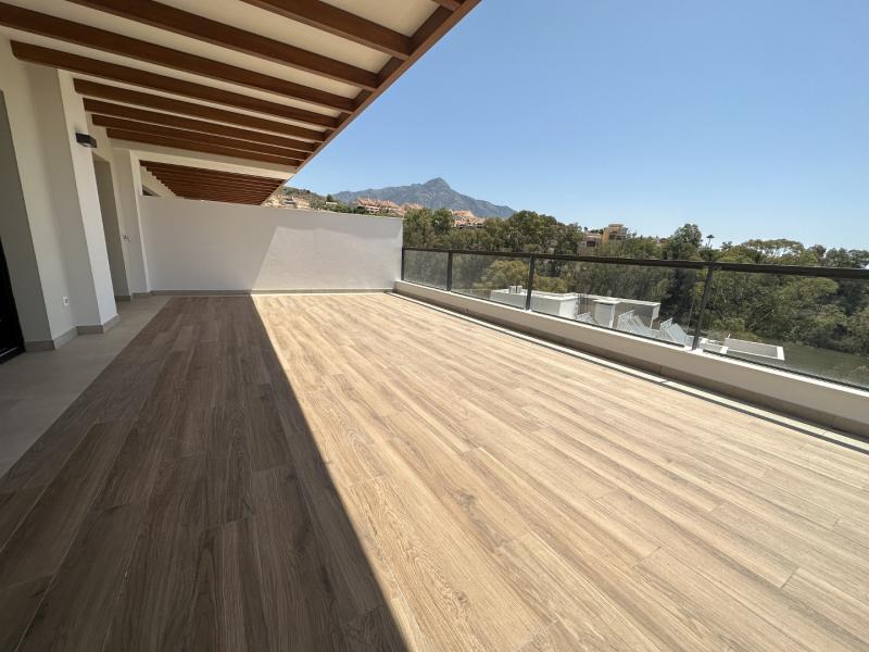 Key Ready Apartment en Marbella Lake Nueva Andalucia, con 3 dormitorios y vistas abiertas a la montaña, lago y mar