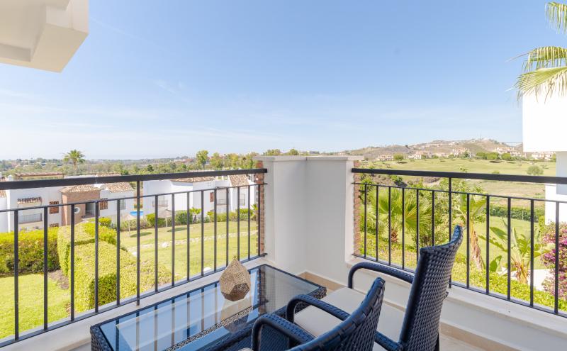 Apartamento en Los Robles Los Arqueros Benahavis, totalmente amueblado en un estilo hotel chique con golf y vistas al mar