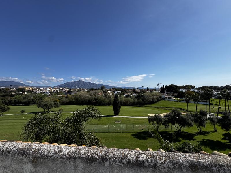 Exclusivo Ático Dúplex en Primera Línea de Golf en Guadalmina Baja