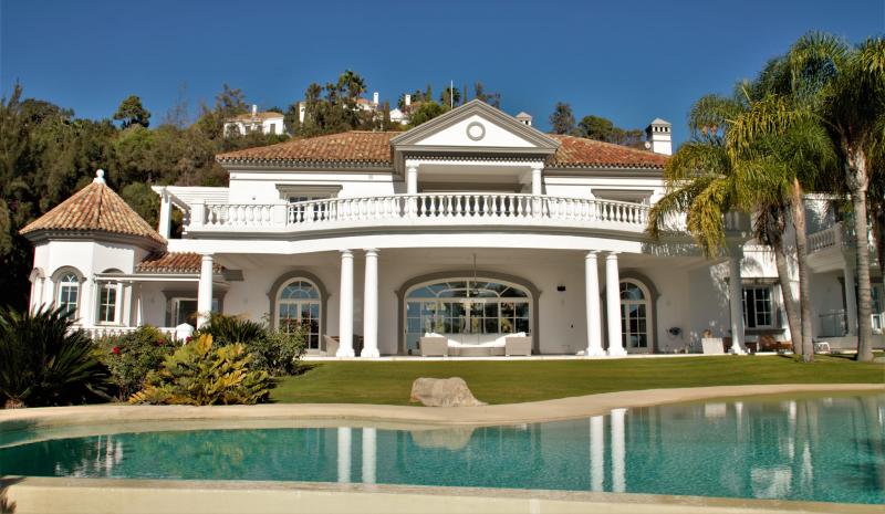 Exquisita Villa La Zagaleta en Benahavís con vistas al mar y servicios de lujo