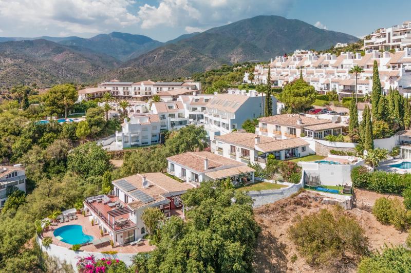 Villa with Breathtaking Views in Cerros del Lago, Near Marbella