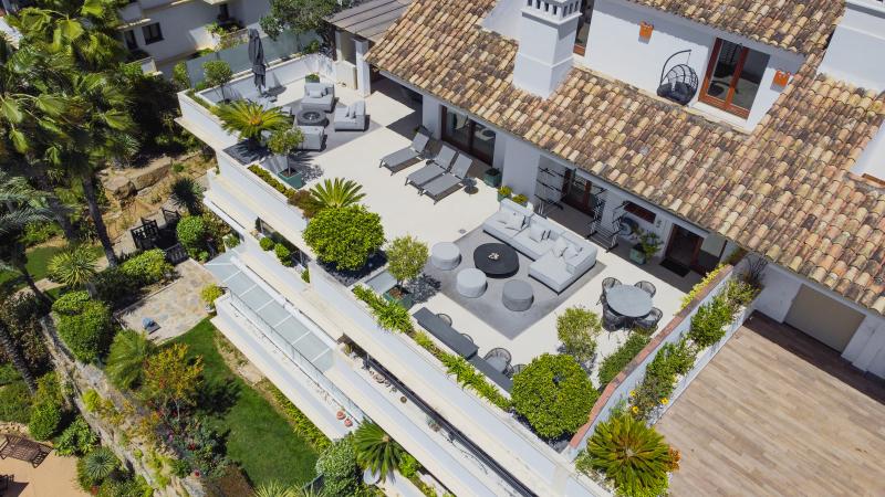 Penthouse duplex exclusif sur la Mille d'Or de Marbella avec vues panoramiques sur la mer et La Concha, grandes terrasses et emplacement privilégié à proximité du Puente Romano.