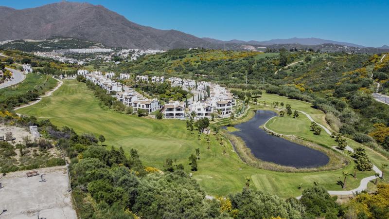 Semi-fritliggende villa til salg i Azata Golf, Estepona West